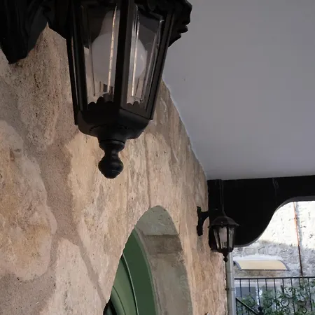 Dervisia Stonehouse 3 *